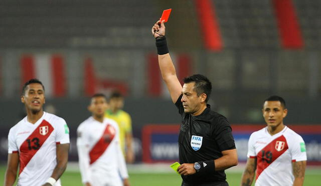 Julio Bascuñán tuvo un polémico arbitraje en el Perú vs. Brasil. Foto: EFE