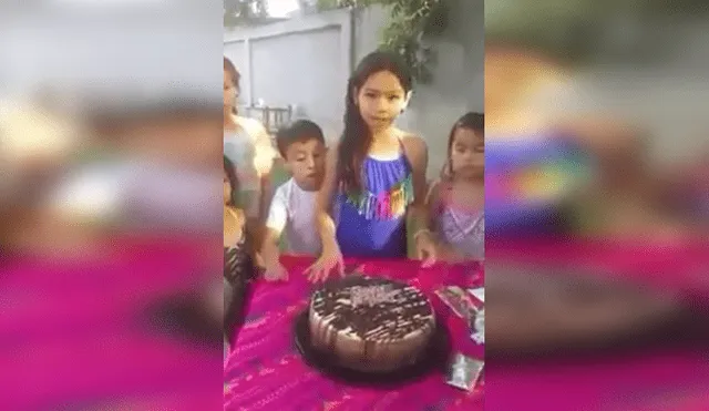 Facebook: niña parte pastel de cumpleaños y halla costoso regalo de su padrino [VIDEO]