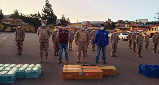 Ejército peruano recibió botellas agua, paltas y panetones.