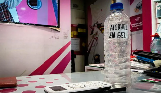 Una botella casera con alcohol en gel es vista en el mostrador de un negocio este jueves en Buenos Aires, Argentina. Foto: EFE