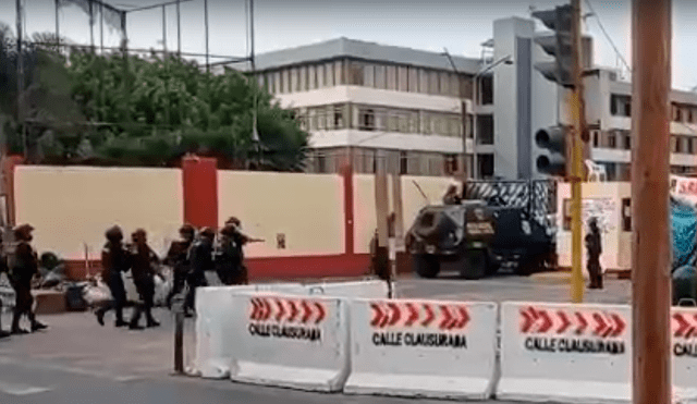 Policía tumbó un muro e ingresó a la Decana de América. Foto: Difusión