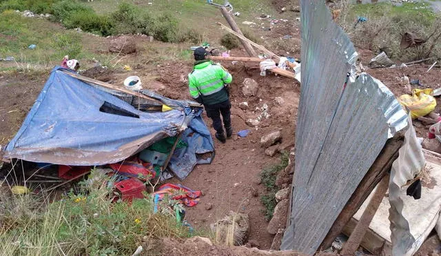 Vivienda estaba hecho con palos, rollizos y calaminas. Foto: Policía Nacional