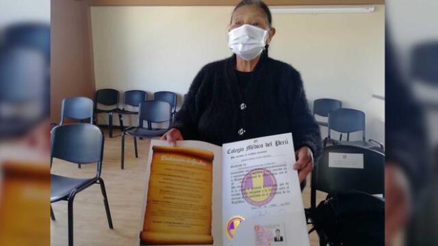 Puno. Dionicia Chicani recogió la colegiatura de su hijo médico quien pereció por el coronavirus. Foto: Radio Onda Azul