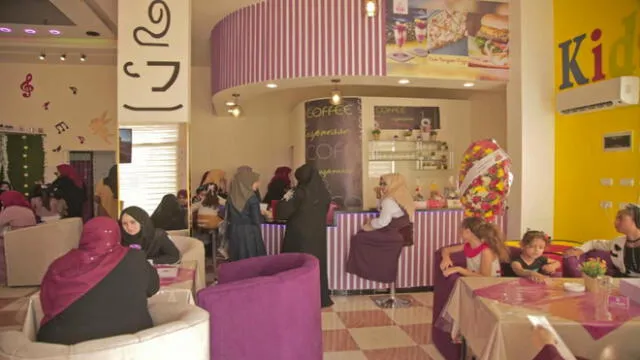 Contra la tradición: joven abre cafetería solo para mujeres en Gaza