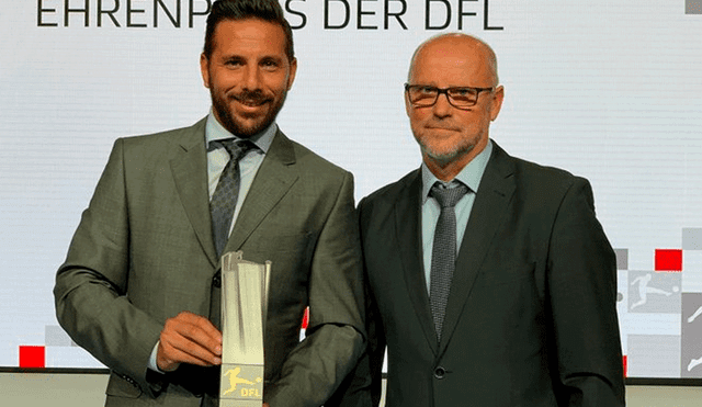 Claudio Pizarro recibe reconocimiento premio honorífico de la Liga Alemana de Fútbol.