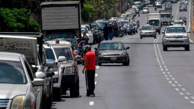 Conductores hacen cola para reponer el combustible de sus automóviles cerca de una estación de servicio, en Caracas, el 3 de junio de 2020, en medio del nuevo brote de coronavirus COVID-19. Foto: AFP.