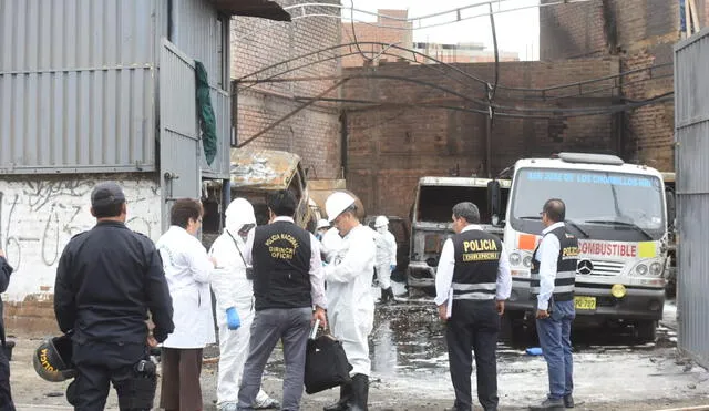 Un muerto y dos heridos deja incendio en taller de San Martin de Porres [FOTOS]