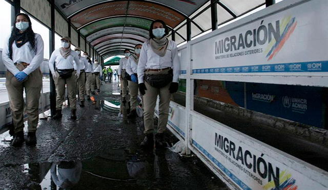 Funcionarios de Migración Colombia en el puente Simón Bolívar que se mantiene cerrado y que une las ciudades de San Antonio del Táchira (Venezuela) y Cúcuta. Foto: EFE