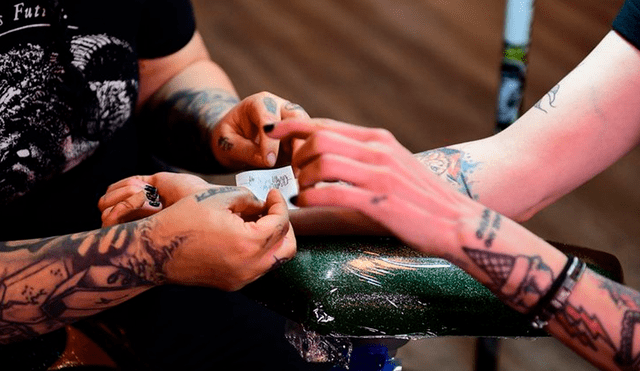 Otro reciente estudio determinó que las nanopartículas metálicas de las agujas para tatuar y el propio pigmento que se utiliza se trasladan a los ganglios linfáticos y pueden provocar alergias. Foto: AFP