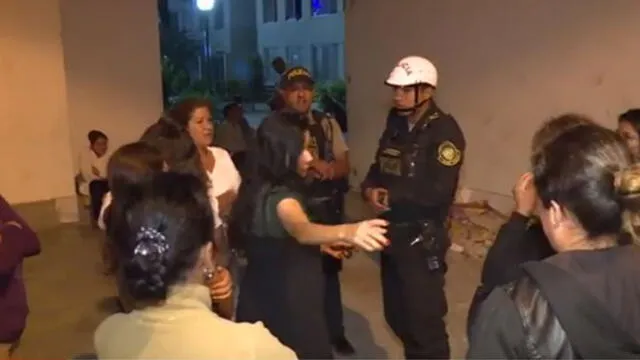 Vecinos se quejaron mutuamente ante los policías de haber sido golpeados. (Foto: Captura de video / América TV)