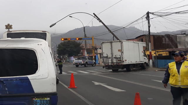 Rímac: camión impacta contra poste de alumbrado público [VIDEO]