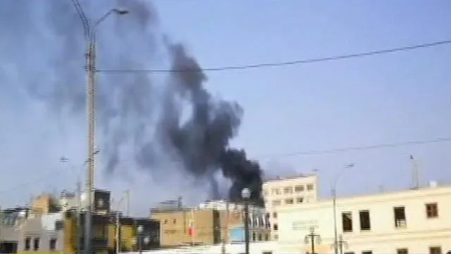 Cercado de Lima: incendio afectó un edificio cercano al Mercado Central [VIDEO] 