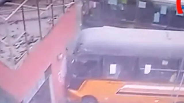 Bus choca contra caseta de seguridad de La Victoria tras impactar contra otros bus. Créditos: Captura Panamericana Televisión.