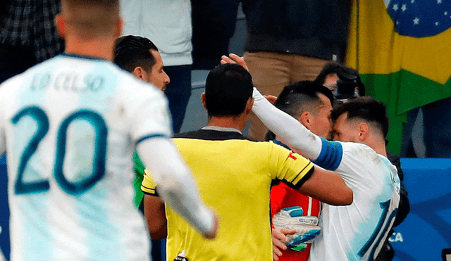 Messi fue expulsado por segunda vez en su carrera tras altercado con Medel en el Argentina vs. Chile. | Foto: EFE