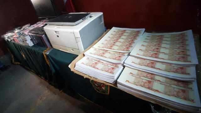 Agentes incautaron 1 011 panchas con billetes de 50 soles impresos. (Foto: Grace Mora / La República)