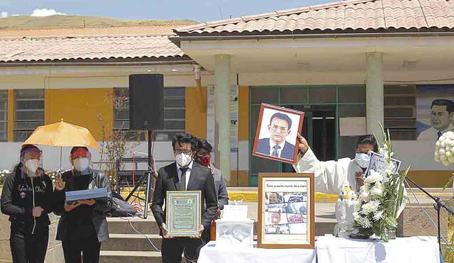 ÚLTIMO ADIÓS. Los médicos caídos en la batalla contra el COVID-19 fueron despedidos con honores por el sector salud en Puno.