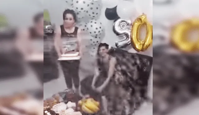 YouTube: iba a soplar las velas de su torta pero terminó prendida en fuego [VIDEO]