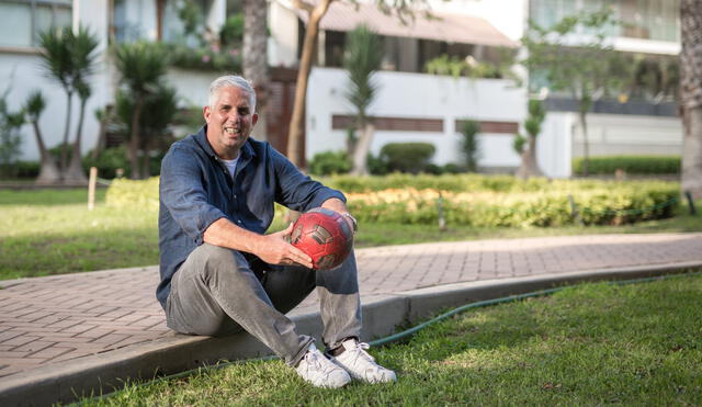 Presente. Exfutbolista, hoy comentarista, ya está en Qatar, donde analizará el Perú ante Australia. Confía en el buen rendimiento de la selección. A la pregunta de qué pasa si no se gana el repechaje. “Prefiero no pensar en ese escenario”, responde. Foto: Antonio Melgarejo/LR.