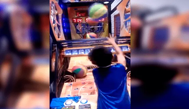 En Facebook, un pequeño se ganó los aplausos en un parque de diversiones al conseguir 900 puntos en máquina de baloncesto.