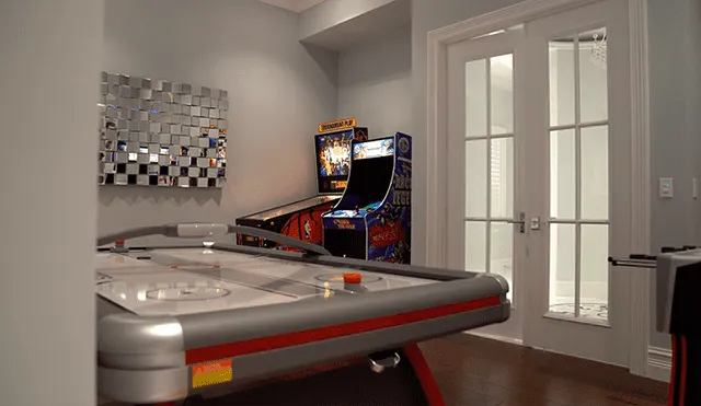 La mansión también cuenta con un salón para juegos arcade. Foto: One Percent