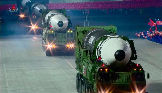 Ni los participantes ni el público asistente llevaban mascarilla, en un acto en que Corea del Norte mostró su nuevo y mayor misil intercontinental. Foto: KCNA/AFP