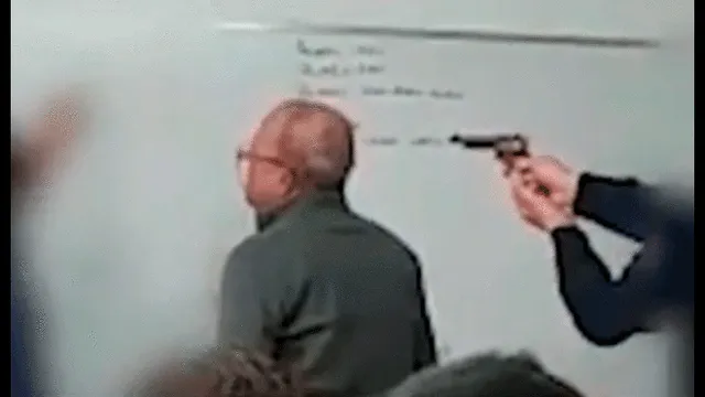 Alumno apunta con una pistola a profesor en plena clase [VIDEO]