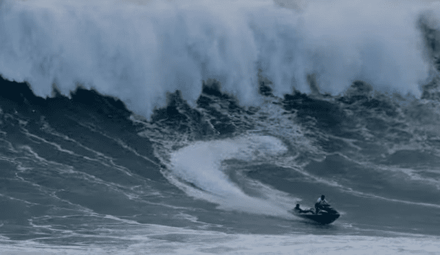 El conductor de la moto acuática realizó uno de los rescates más sorprendentes en la historia del surf. Foto: captura
