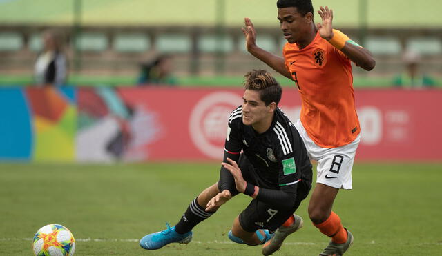 AME4761. BRASILIA (BRASIL), 14/11/2019.- El jugador México Alejandro Gómez (i) disputa un balón con Ian Maatsen de Países Bajos este jueves en el partido de las semifinales de la Copa Mundial Sub-17 entre México y Países Bajos en el estadio Bezerrao en la ciudad de Gama, cerca a Brasilia (Brasil). EFE/Joédson Alves