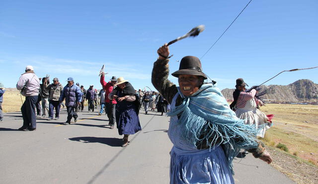 mujer aimara. Si bien cumplen funciones domésticas también participan en forma activa en las protestas sociales.