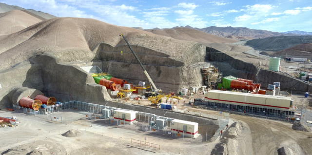 Handout picture released by the National Copper Corporation of Chile (CODELCO) showing  the construction of the underground operations of the Chuquicamata mine in Calama, on April 2, 2019. - Chilean mining company Codelco, the largest copper producer in the world, inaugurated this Wednesday the underground operations of the emblematic Chuquicamata mine, located in the Atacama desert (northern Chile). This was for decades the largest open pit copper deposit in the world, but in order to extend its useful life, Codelco decided to invest 5,000 million dollars in this monumental work. (Photo by Olivier Llaneza / CODELCO / AFP) / RESTRICTED TO EDITORIAL USE - MANDATORY CREDIT "AFP PHOTO / CODELCO / Olivier LLANEZA" - NO MARKETING NO ADVERTISING CAMPAIGNS - DISTRIBUTED AS A SERVICE TO CLIENTS