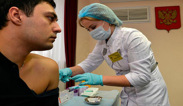 La vacuna rusa no tiene ningún elemento del coronavirus SARS-CoV-2 en su composición. Foto: AFP