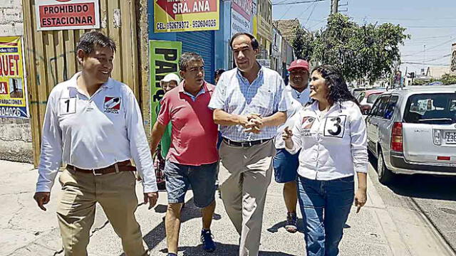 visita. Lescano recorrió calles con candidatos de Acción Popular.