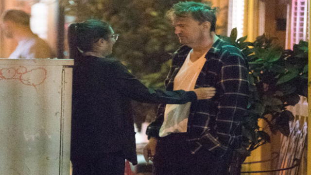 Matthew Perry preocupa a fans tras ser captado en lamentable estado con misterios mujer