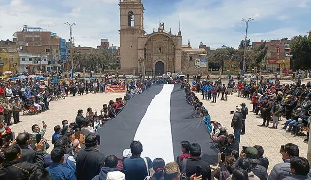 de luto. Manifestantes portan bandera negra y blanca, en señal de luto. Recorrieron las calles para exigir la renuncia de la presidenta de Boluarte.