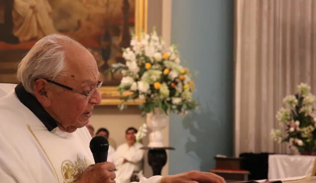 Con misa, feligreses rinden homenaje al padre Gustavo Gutiérrez por sus 90 años