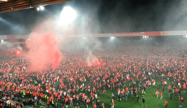 Hinchas invaden campo de juego para festejar ascenso de su equipo por primera vez en Bundesliga