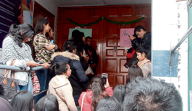 Plantón. Alumnos de la UAP de Cusco criticaron a sus autoridades por la falta de información. (Foto. M. Valdivia)