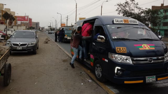 Preocupación por combis que transportan a pasajeros de manera temeraria