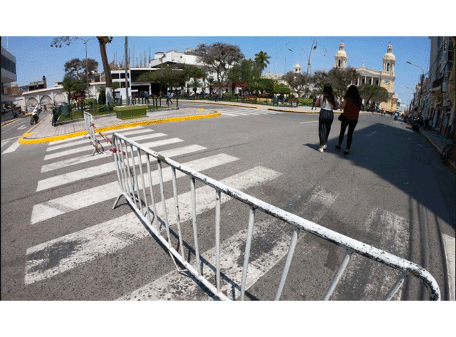 Los transportistas pidieron a la MPCh reabrir las vías colindantes al parque principal. Foto: Clinton Medina / La República