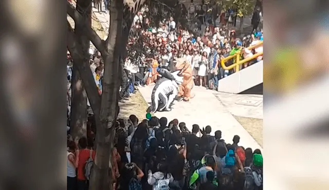 Facebook: dinosaurios son captados metiendo terror a estudiantes en plena universidad [VIDEO]