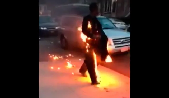En Facebook, la insólita reacción de un hombre prendido en fuego | VIDEO
