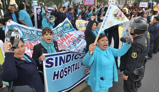Enfermeras y obstetras mantienen su huelga