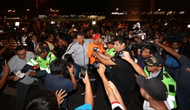 Paolo Guerrero llegó a Lima en medio de un caótico recibimiento [VIDEO]