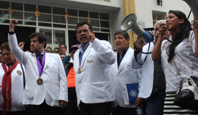 Huelga médica: Minsa asegura que el 97 % de doctores labora con normalidad