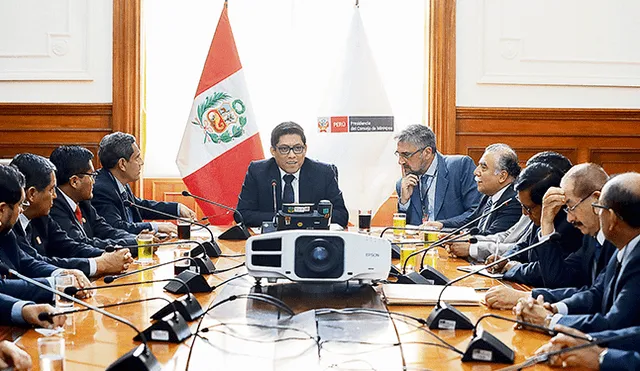 Diálogo. Zeballos expresó disposición del gobierno para coordinar acciones con las regiones. Foto: PCM.
