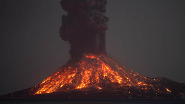 Increíble erupción del volcán Krakatoa de Indonesia produce rayos | VIDEO