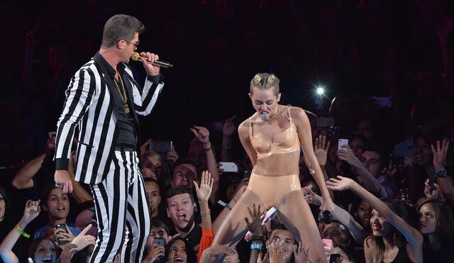 Miley Cyrus en los MTV Video Music Awards del 2013, su performance más controversial.