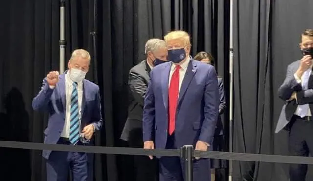 Trump por primera vez usando mascarilla desde que la pandemia inicio. Foto: NBC