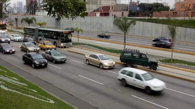 Auto invade carril del Metropolitano y genera tráfico 