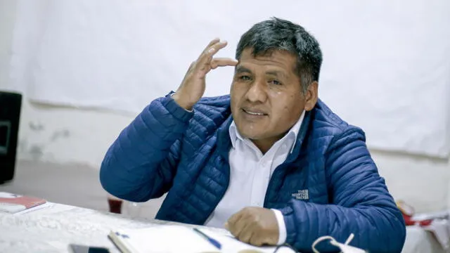 no lo dejan. Para el congresistas Jaime Quito, el presidente Pedro Castillo fue orillado para alejarse de Perú Libre .